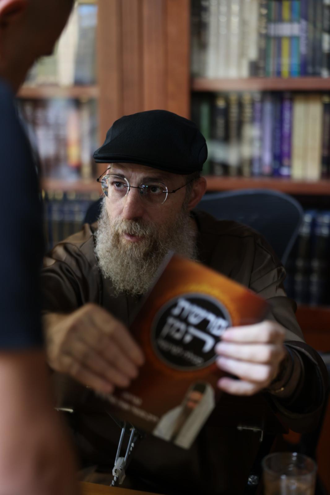 הרב מנשה אמון בקבלת קהל