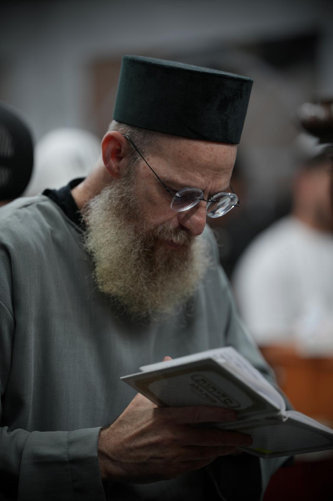 הרב מנשה אמון בתפילה