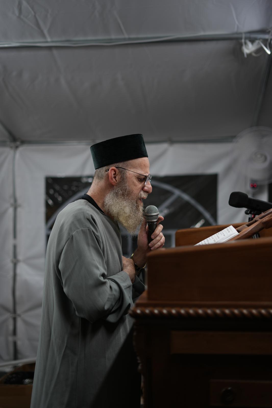 הרב מנשה אמון בתפילה בבימה