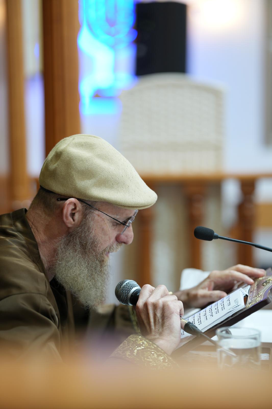 הרב מנשה אמון בתפילה